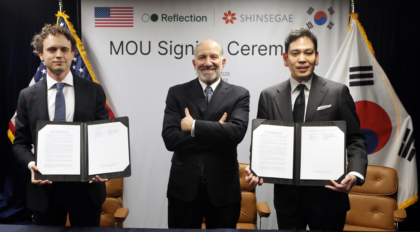 신세계그룹과 리플렉션 AI의 ‘한국 소버린 AI 팩토리 건립을 위한 전략적 파트너십 MOU’ 행사 협약식 1