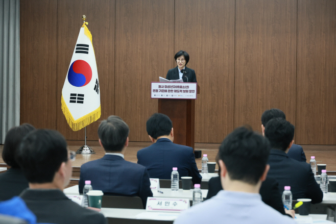 사진설명 1_2 원민경 성평등가족부 장관이 15일(수) 오후 서울 중구 은행회관에서 열린 형사미성년자(촉법소년) 연령기준 2차 포럼에 참석해 인사말을 하고 있다