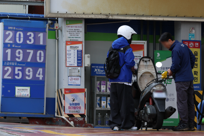 전국 휘발윳값 2천원대 임박…4차 최고가격은?<YONHAP NO-4612>