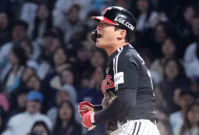 LG 오지환 그라운드 홈런 '포효'