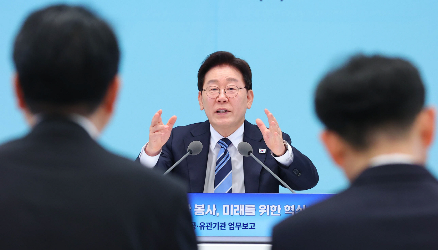 이한주 위원장에게 질문하는 이재명 대통령<YONHAP NO-5078>