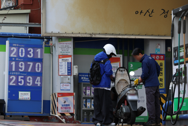 전국 휘발윳값 2천원대 임박…4차 최고가격은?<YONHAP NO-4616>
