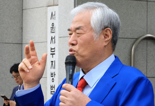 서부지법 앞 발언하는 전광훈 목사<YONHAP NO-4098>