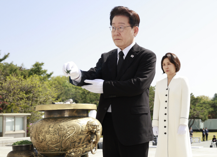 이재명 대통령, 4·19혁명 기념식 분향