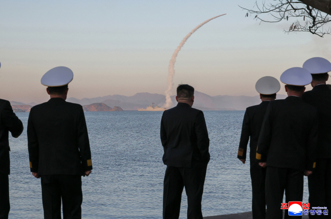 김정은, 구축함서 미사일 발사 참관<YONHAP NO-1810>