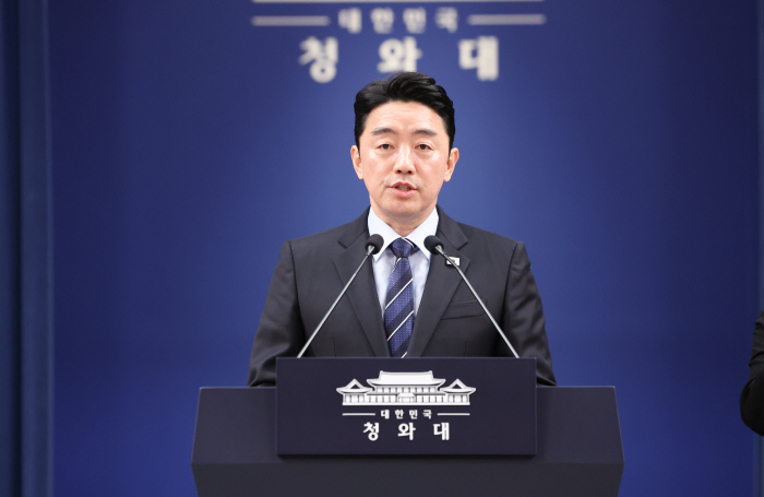 브리핑하는 강훈식 비서실장