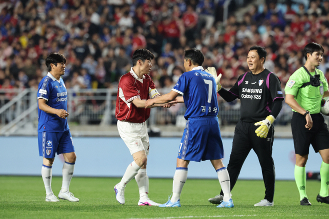 인사 나누는 OGFC-수원삼성