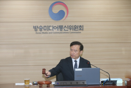 2. 김종철 방송미디어통신위원장이 17일 정부과천청사에서 '2026년 제2차 전체회의'를 열고있다.