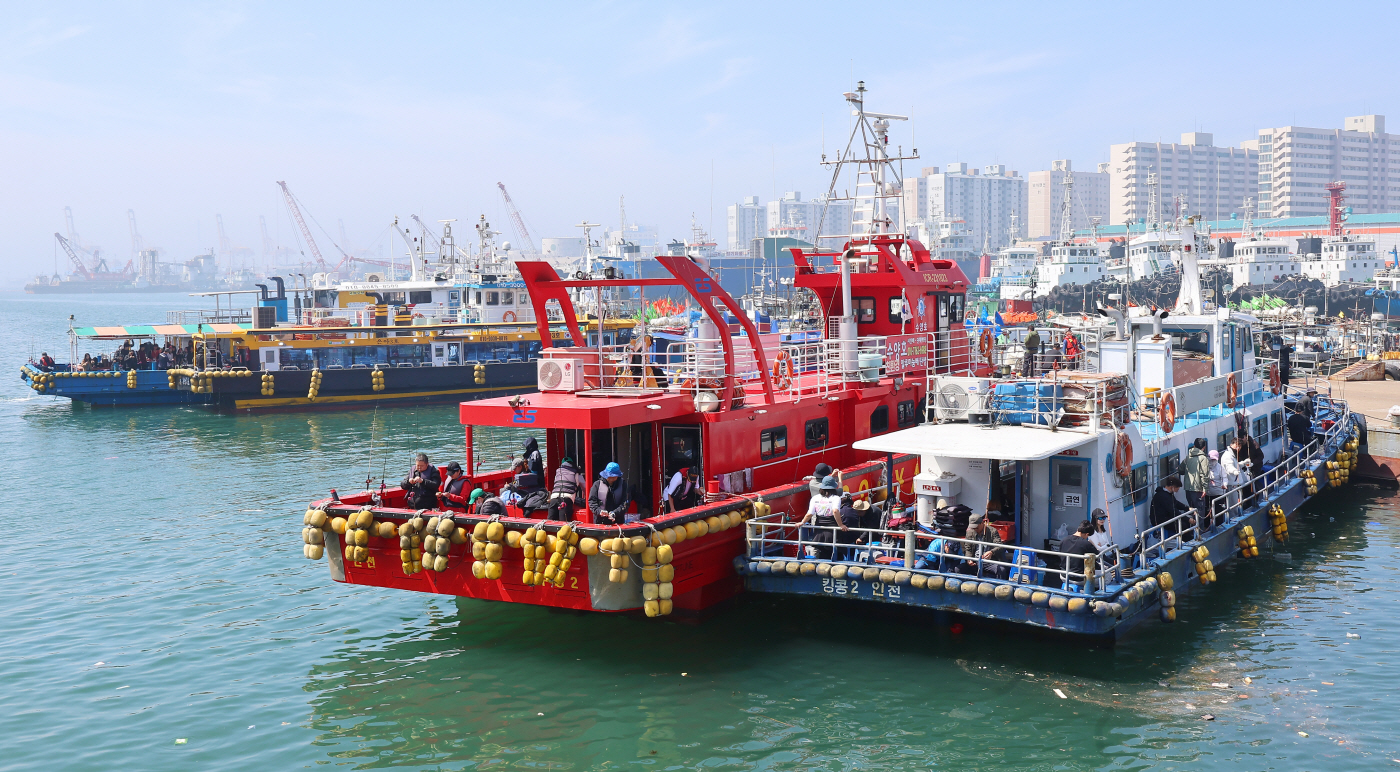 봄 바다 설렘 가득 싣고<YONHAP NO-5025>