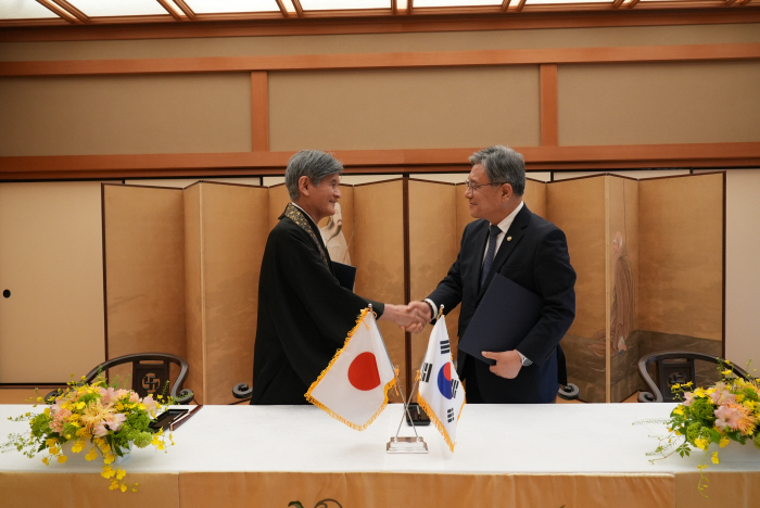 한·일 문화유산 학술교류 사업 추진을 위한 기부협약식2(‘26.4.18.)_(오른쪽) 허민 국가유산청장, (왼쪽) 사토 다카오 고덕원 ~