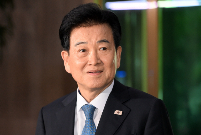 도어스태핑하는 정동영 장관