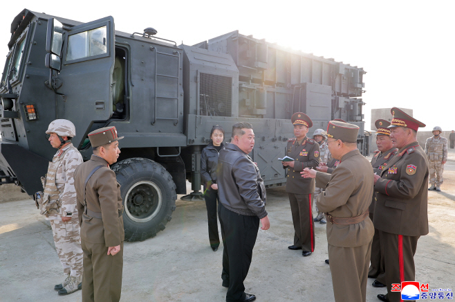 북한, 탄도미사일 집속탄두 시험발사…김정은 참관<YONHAP NO-2838>