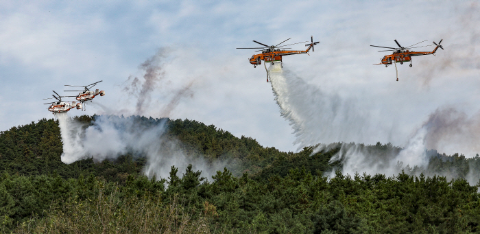 '산불 꼼짝마'…산불 진화 헬기의 위력<YONHAP NO-5791>