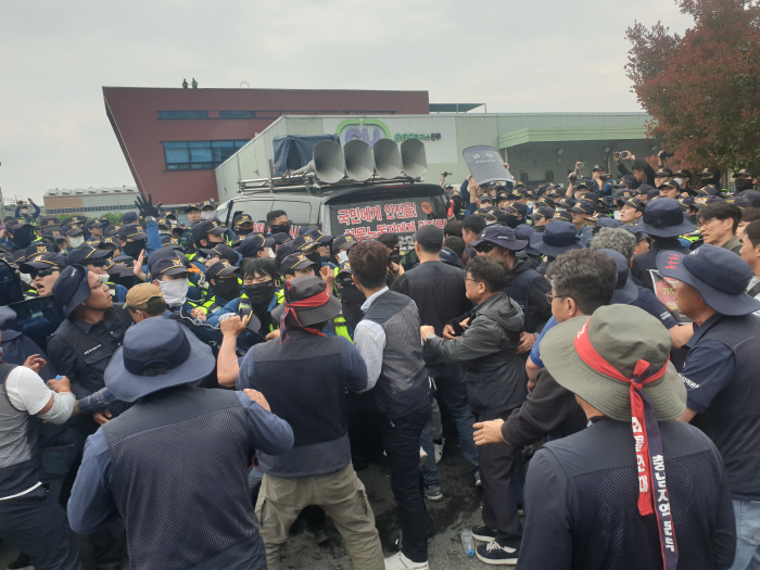 진주 화물연대 사망사고 집회 현장 '대치'