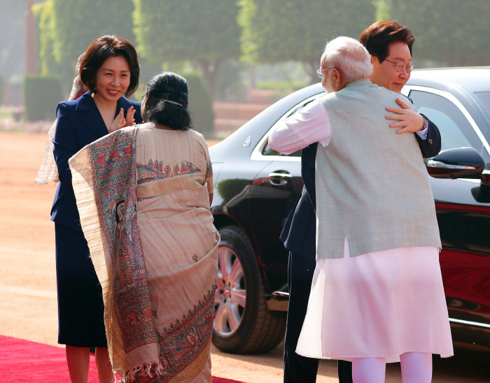 이재명 대통령 부부, 인도 대통령궁 도착