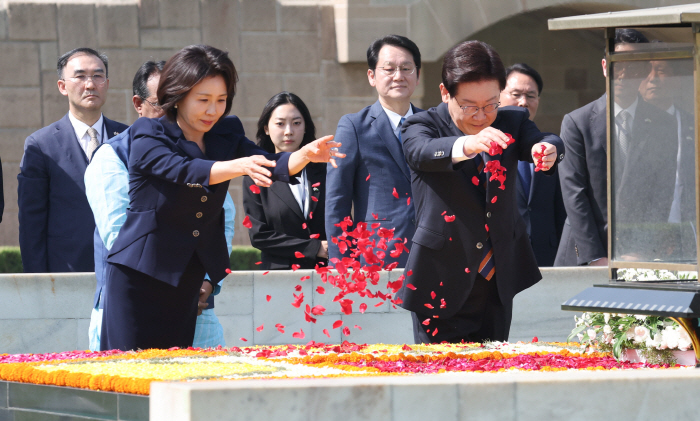 이재명 대통령, 간디 추모공원 헌화