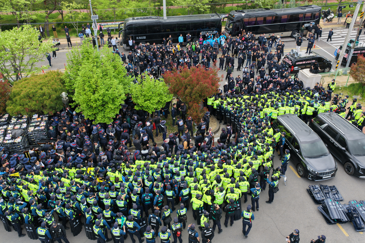 BGF로지스 진주센터 앞 화물연대-경찰 대치<YONHAP NO-5616>