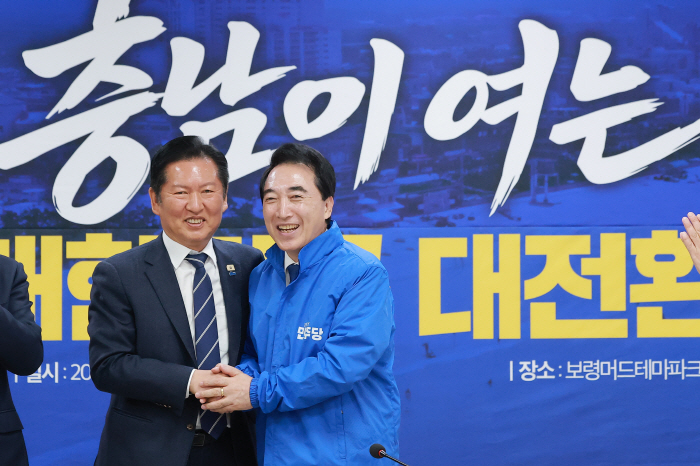 기념 촬영하는 민주당 박수현 충남지사 후보와 ...<YONHAP NO-3768>