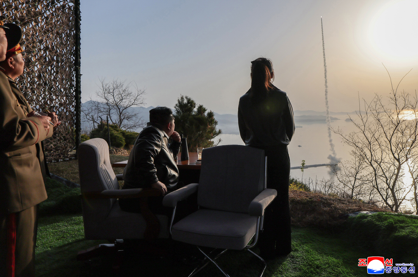 북한, 탄도미사일 집속탄두 시험발사…김정은 참관