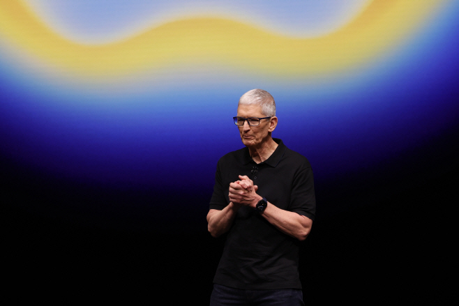 (FILE) USA APPLE TIM COOK