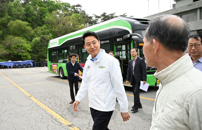 사진1. 21일(화) 정릉공영차고지(성북구 정릉동)를 찾은 오세훈 서울시장이 복합개발을 앞두고 있는 차고지 현장을 둘러보고 있다.