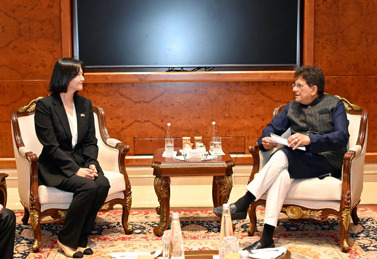 [사진(2)] 20일(현지시간) 피유시 고얄 인도상공부 장관과 회동하는 최수연 네이버 대표