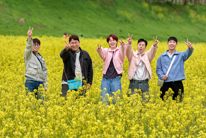 1. 지난 4월 10일부터 이틀간 KBS 대표 예능 프로그램 ‘1박 2일’ 촬영이 진행됐다. 사진은 출연진들이 영산강 유채꽃밭에서 기념사진을 찍고 있는 모습 (1)