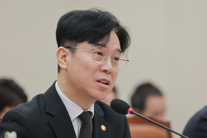 질의에 답하는 김영훈 노동장관