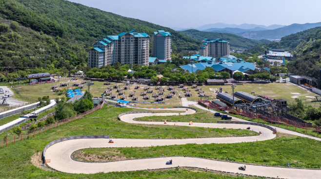 곤지암리조트가 5월 가정의 달을 앞두고 루지 360과 곤돌라 하늘공원을 4월 24일부터 순차적으로 개장한다