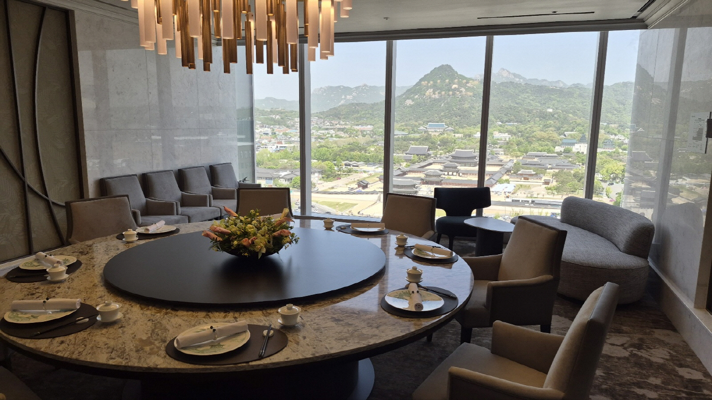 서울 종로구 KT광화문빌딩 웨스트 15층에 위치한 중식 씨푸드 다이닝 ‘도원·S’ 내부 전경. / 차세영 기자