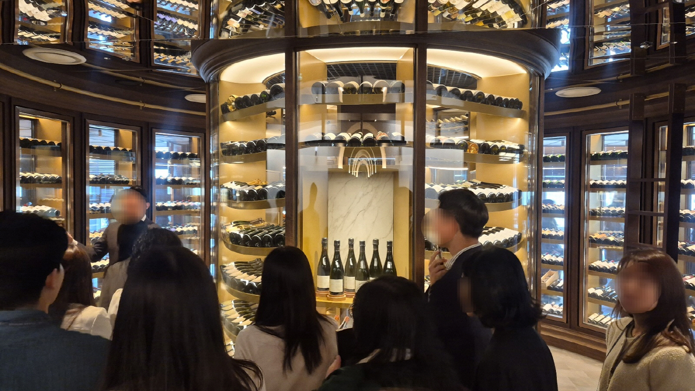 21일 서울 종로구 KT광화문빌딩 웨스트 15층에 설치된 대형 와인 타워. 약 1100종의 와인이 보관돼 있다. / 차세영 기자