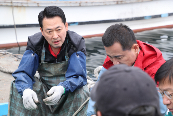어민 고충 듣는 장동혁 당 대표<YONHAP NO-3345>