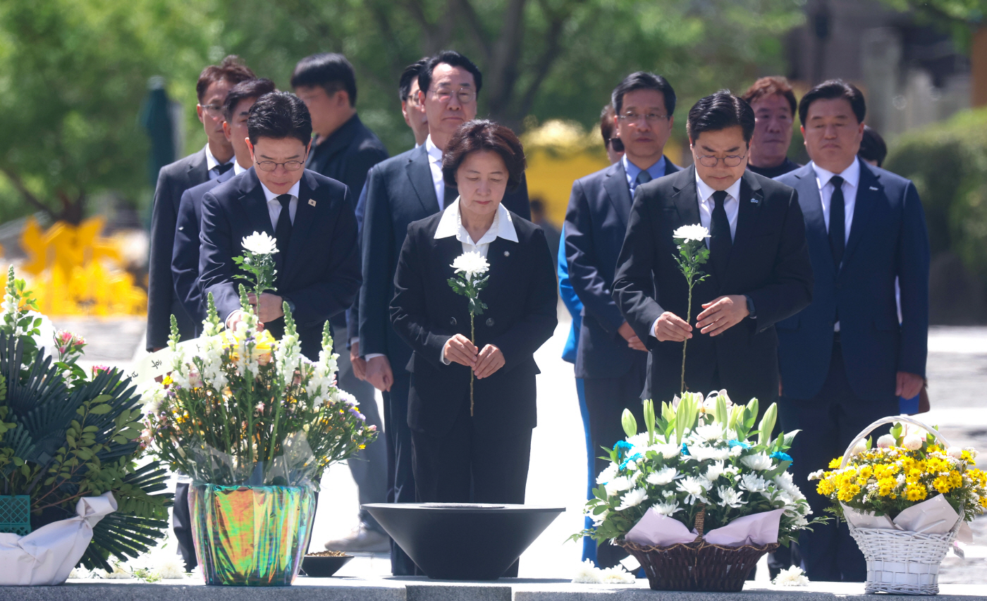 정원오·추미애·박찬대 후보 '헌화'