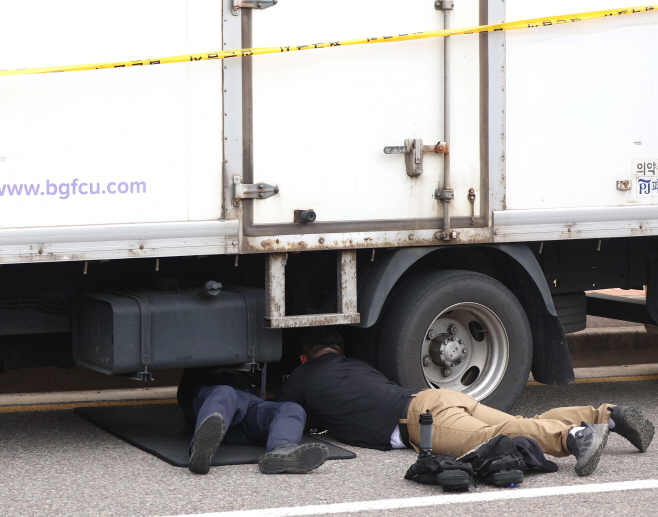 진주 물류센터 집회 사고 화물차 조사<YONHAP NO-5086>