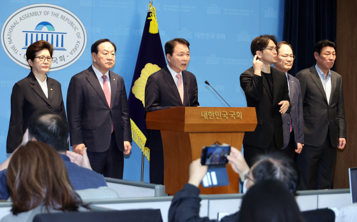 기자회견하는 성일종 국회 국방위원장<YONHAP NO-2860>