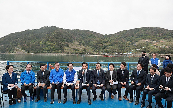 여객선에서 열린 민주당 선상 최고위원회의<YONHAP NO-2787>