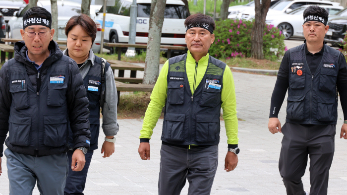 고용부 진주지청 찾은 화물연대 조합원들