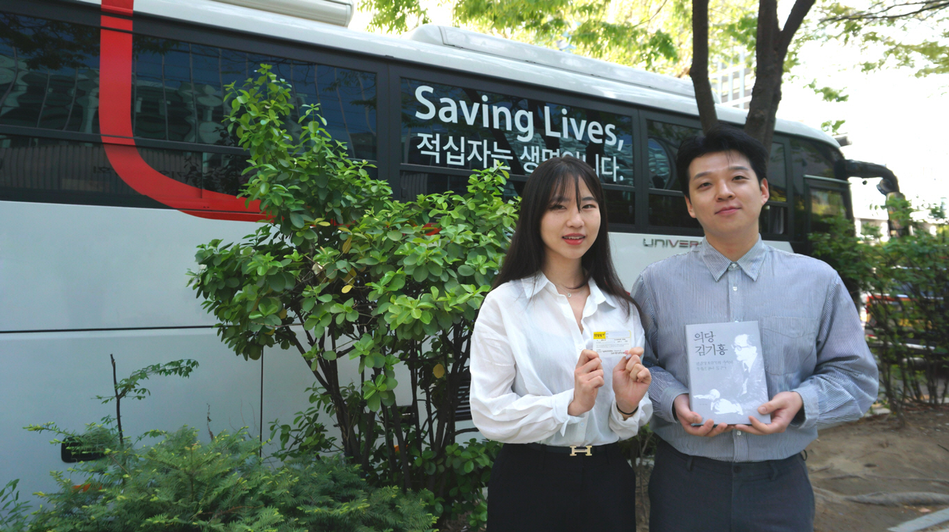 [이미지자료] 한세예스24그룹 계열사 임직원들이 16일 여의도 일신빌딩 인근에 마련된 이동식 헌혈버스에서 헌혈 캠페인에 참여하고 있다.
