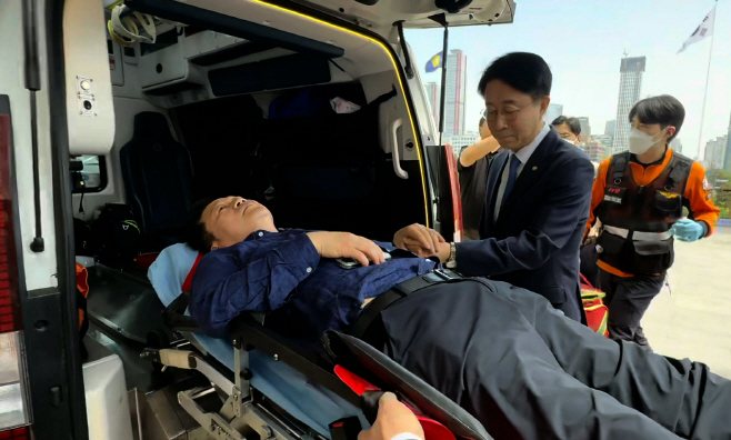 '12일 단식' 안호영, 병원 긴급 이송<YONHAP NO-4053>