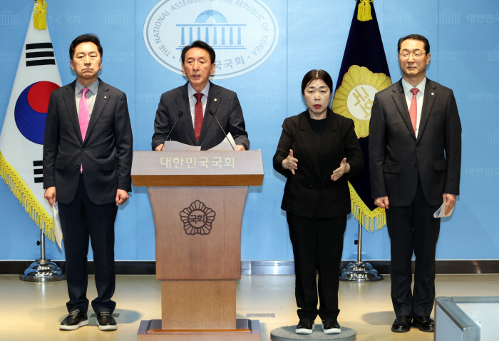 김석기 외교통일위원장 기자회견<YONHAP NO-4235>