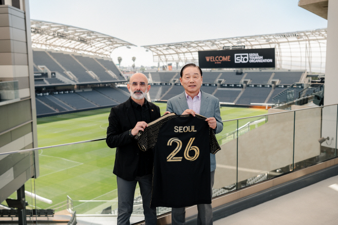 (사진4) LAFC와 공식 파트너십 체결 후 기념 촬영하는 래리 프리드먼 LAFC 공동 사장 겸 구단주와 길기연 서울관광재단 대표이사