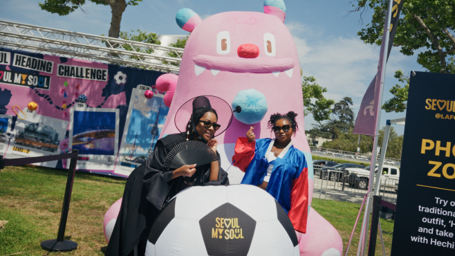 (사진2) 대형 해치 포토존에서 전통 궁중 복식을 입고 촬영하는 외국인