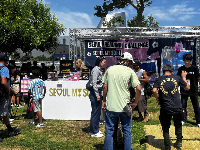 (사진1) BMO스타디움에서 운영하는 서울관광 홍보부스에 참여하는 외국인