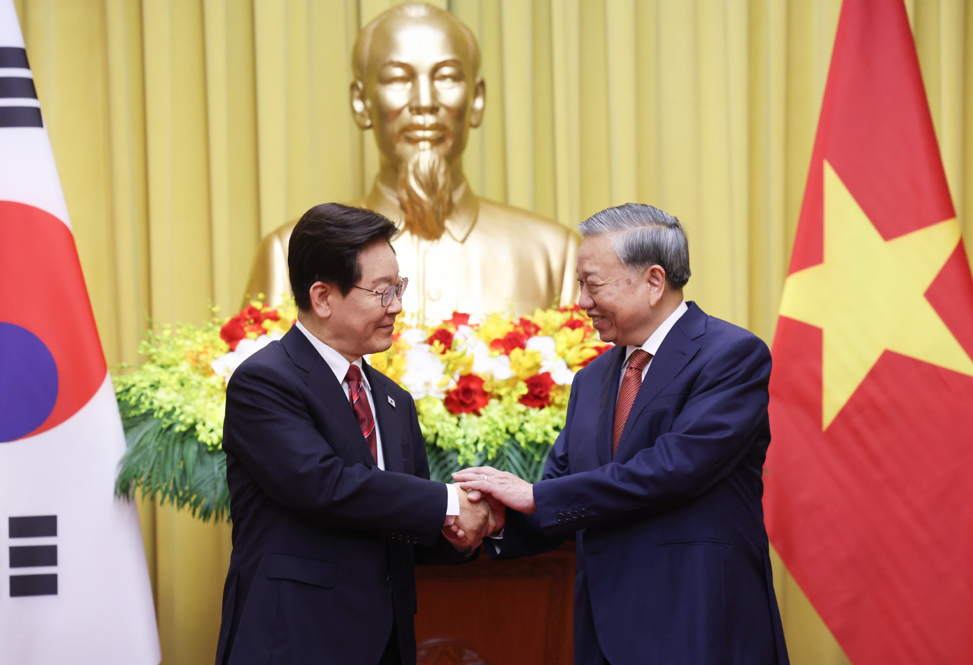 악수하는 한-베트남 정상<YONHAP NO-4716>