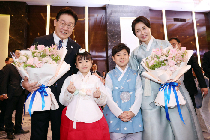 화동과 기념촬영하는 이재명 대통령 부부