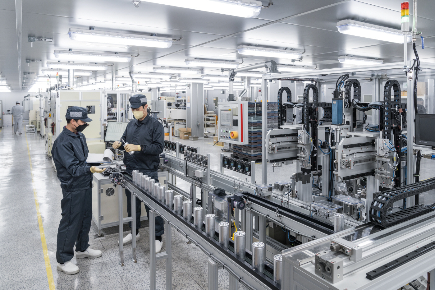 [사진자료] LS머트리얼즈 직원들이 군포공장에서 캐패시터를 생산하고 있다