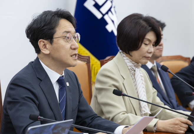 정책조정회의에서 발언하는 천준호 원내대표 직...<YONHAP NO-4577>