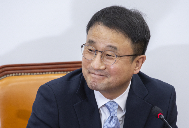 차기 원내대표 선거 출마 관련 질문 받는 한병도<YONHAP NO-2967>