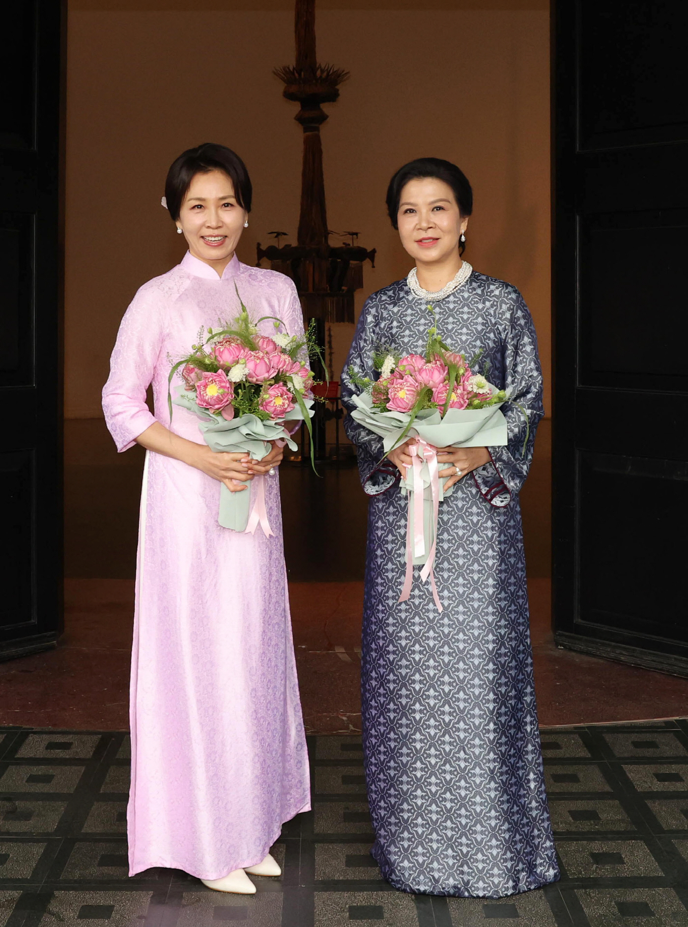 아오자이 입은 김혜경 여사와 베트남 영부인<YONHAP NO-5875>