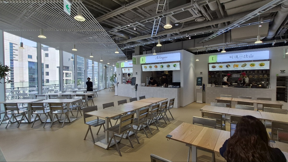 4층에 마련된 '푸드가든'. 슬라이스 피자 브랜드 '피자슬라이스', 베트남 요리 브랜드 '안홍마오' 등이 입점됐다. / 차세영 기자